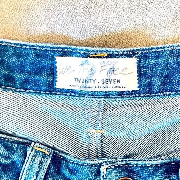 Free People 5 button sexy bandit look jean shorts. Great condition.. Size 27 - Picture 7 of 10